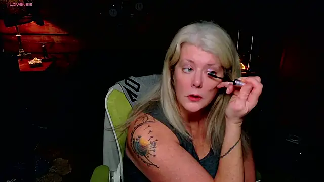 Snapshot of AliceHarlot chatting on December 23, 5:49 am AliceHarlot online show from December 23, 5:49 am