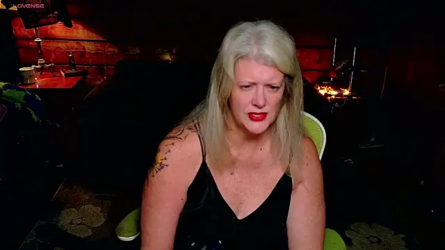 Snapshot of AliceHarlot chatting on January 6, 5:44 am AliceHarlot online show from January 6, 5:44 am