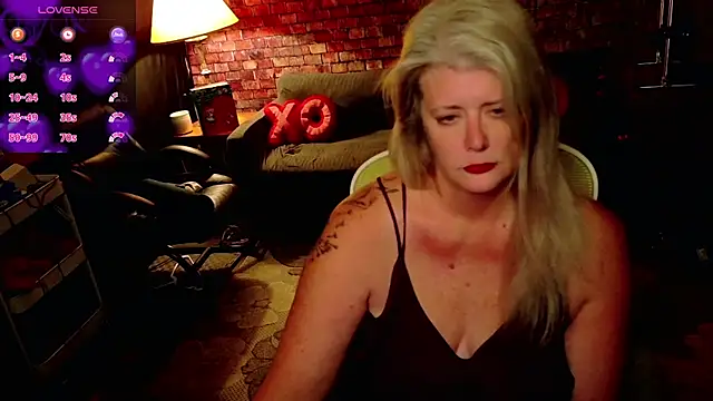 Snapshot of AliceHarlot chatting on February 13, 5:03 am AliceHarlot online show from February 13, 5:03 am