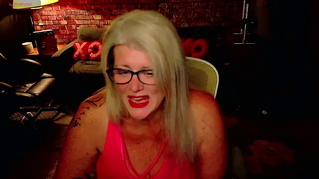 Snapshot of AliceHarlot chatting on February 17, 4:20 am AliceHarlot online show from February 17, 4:20 am
