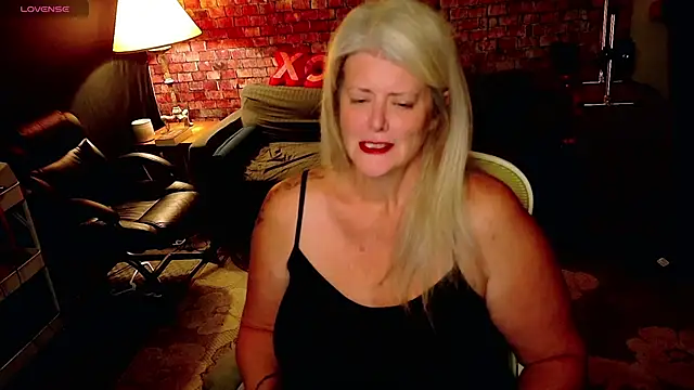 Snapshot of AliceHarlot chatting on February 24, 3:26 am AliceHarlot online show from February 24, 3:26 am