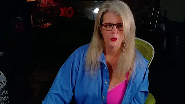 Snapshot of AliceHarlot chatting on April 8, 10:32 pm AliceHarlot online show from April 8, 10:32 pm