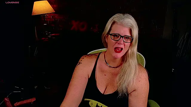 Snapshot of AliceHarlot chatting on April 28, 2:21 am AliceHarlot online show from April 28, 2:21 am