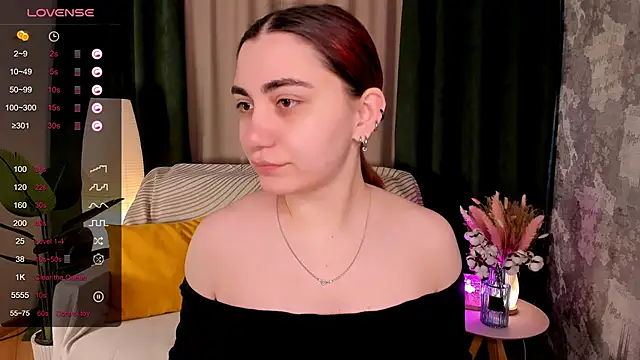 hannacheekss  online show from April 11, 2:05 am