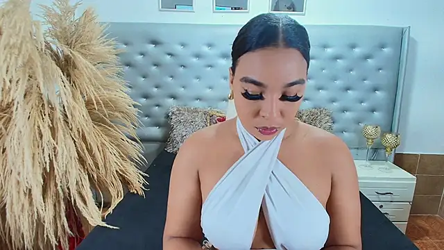 Snapshot of EileenBenzon chatting on February 22, 4:09 pm EileenBenzon online show from February 22, 4:09 pm