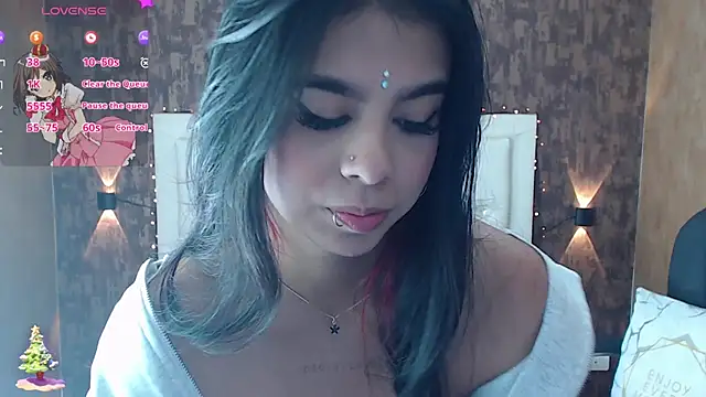 EMALINDA  HILSS online show from December 23, 3:33 pm