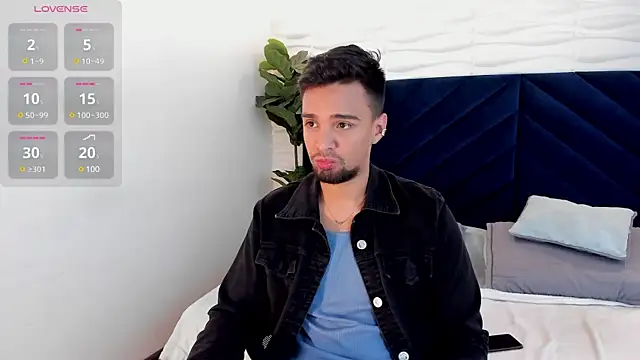 Snapshot of Edward_max chatting on February 2, 12:09 am Edward max online show from February 2, 12:09 am
