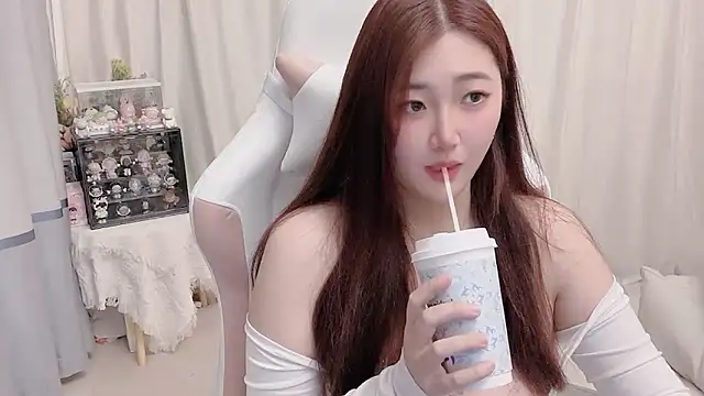 Snapshot of Stars_Elyn chatting on December 18, 11:45 am Stars Elyn online show from December 18, 11:45 am