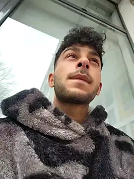 Snapshot of Iulianmarius12 chatting on March 3, 11:33 am Iulianmarius12 online show from March 3, 11:33 am