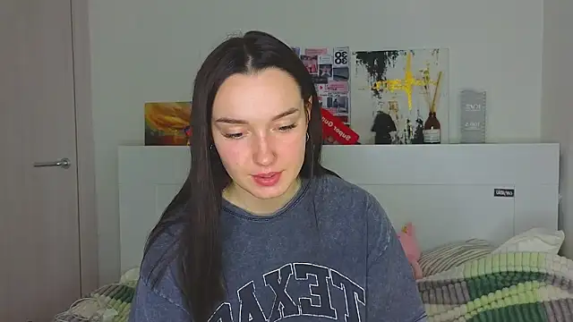 Wild Sophie  online show from January 3, 9:05 pm