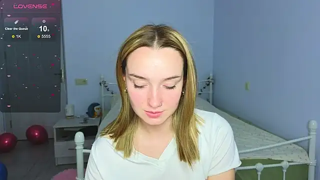 Wild Sophie  online show from December 3, 5:55 pm