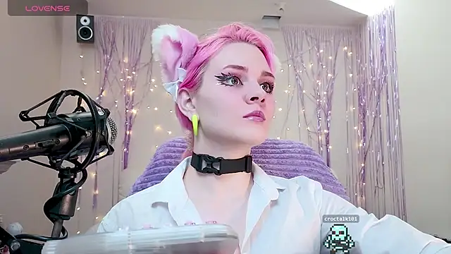 Snapshot of One_Moment_ chatting on December 2, 3:37 am One Moment online show from December 2, 3:37 am