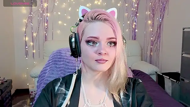 Snapshot of One_Moment_ chatting on December 17, 6:53 pm One Moment online show from December 17, 6:53 pm