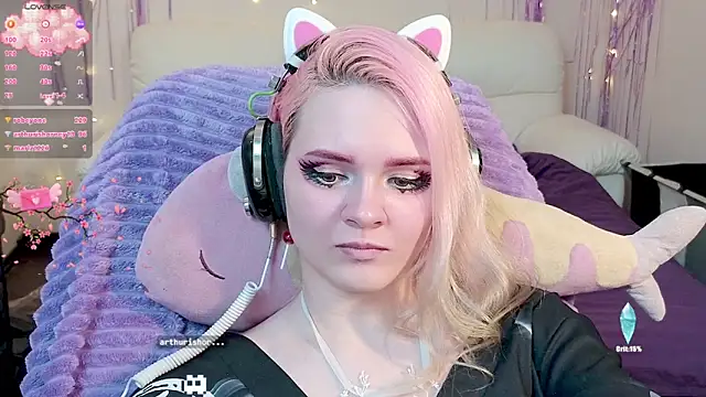 Snapshot of One_Moment_ chatting on December 17, 10:00 pm One Moment online show from December 17, 10:00 pm