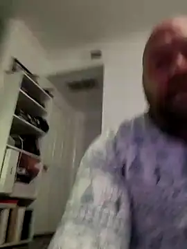 Snapshot of Strong_Bear89 chatting on December 24, 4:11 am Strong Bear89 online show from December 24, 4:11 am