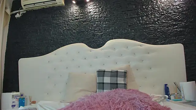 LaurynCopper online show from February 2, 10:46 am