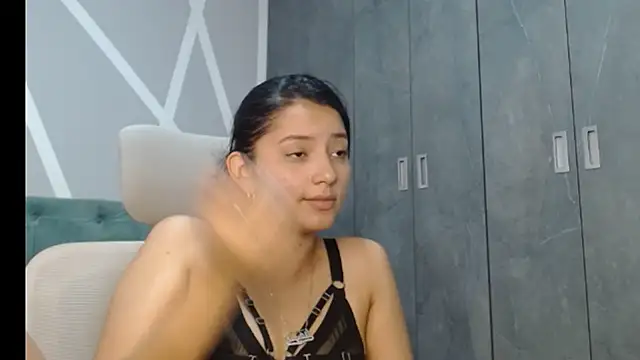 Snapshot of camil_blue chatting on January 25, 4:35 pm camil blue online show from January 25, 4:35 pm