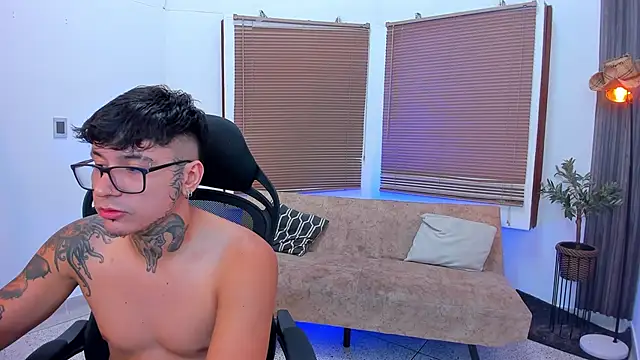 Snapshot of Party_guyssex chatting on October 17, 8:33 pm Party guyssex online show from October 17, 8:33 pm