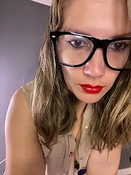 gwen ashly online show from April 6, 8:43 pm