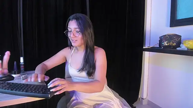 Snapshot of Afrodita_Shalom chatting on December 16, 11:44 am Afrodita Shalom online show from December 16, 11:44 am