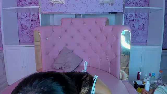 Snapshot of sheyla_sweet18 chatting on December 9, 11:45 pm sheyla sweet18 online show from December 9, 11:45 pm