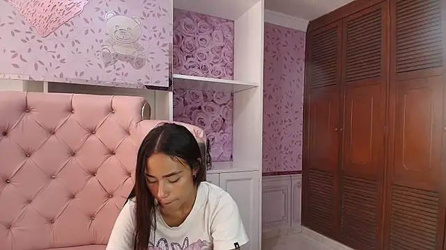 Snapshot of sheyla_sweet18 chatting on February 6, 10:26 am sheyla sweet18 online show from February 6, 10:26 am