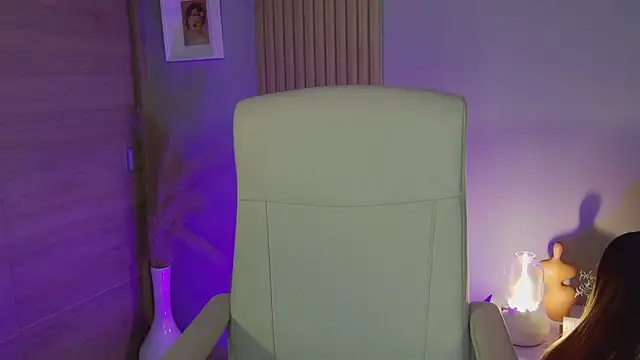 Snapshot of Alessia-miller_ chatting on January 3, 9:05 pm Alessia-miller online show from January 3, 9:05 pm