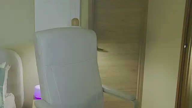 Snapshot of Alessia-miller_ chatting on February 11, 11:10 pm Alessia-miller online show from February 11, 11:10 pm