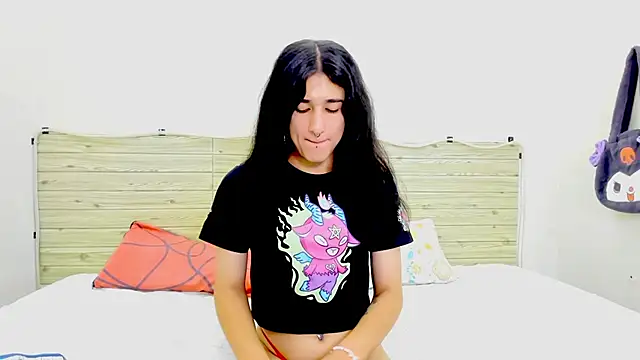 Snapshot of Evil_Queen13 chatting on February 10, 8:46 pm Evil Queen13 online show from February 10, 8:46 pm