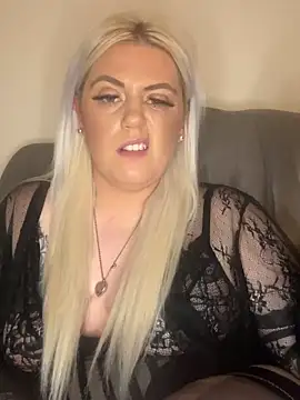 Snapshot of Blondiee3088 chatting on December 3, 10:18 pm Blondiee3088 online show from December 3, 10:18 pm