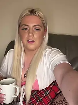 Snapshot of Blondiee3088 chatting on December 4, 10:19 pm Blondiee3088 online show from December 4, 10:19 pm