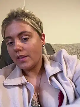 Snapshot of Blondiee3088 chatting on January 21, 3:54 pm Blondiee3088 online show from January 21, 3:54 pm