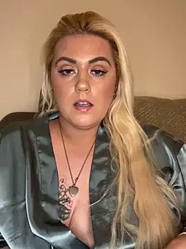 Snapshot of Blondiee3088 chatting on February 18, 8:47 pm Blondiee3088 online show from February 18, 8:47 pm