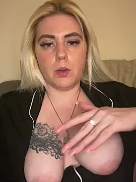 Snapshot of Blondiee3088 chatting on March 5, 7:49 pm Blondiee3088 online show from March 5, 7:49 pm