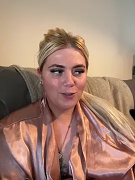 Snapshot of Blondiee3088 chatting on March 20, 1:59 pm Blondiee3088 online show from March 20, 1:59 pm