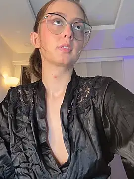 nicollefiorett online show from March 16, 12:17 am