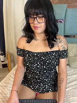 Snapshot of honeyy_mia chatting on October 29, 4:48 am honeyy mia online show from October 29, 4:48 am