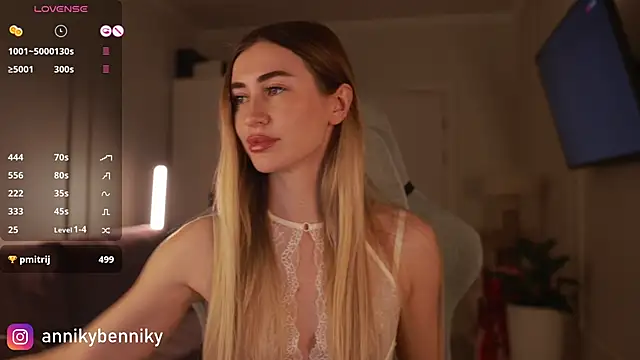 Coconutkittyy online show from December 14, 5:25 pm