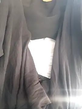 Snapshot of saloni19881 chatting on September 12, 3:28 am saloni19881 online show from September 12, 3:28 am