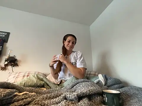 Snapshot of MissSwitch chatting on December 19, 1:18 pm MissSwitch online show from December 19, 1:18 pm