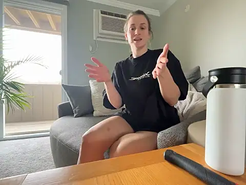 Snapshot of MissSwitch chatting on March 19, 9:05 pm MissSwitch online show from March 19, 9:05 pm