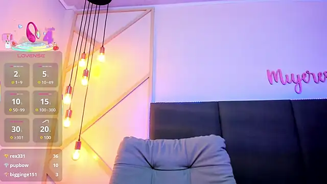 Snapshot of SophieHarris_ chatting on March 20, 1:35 am SophieHarris online show from March 20, 1:35 am