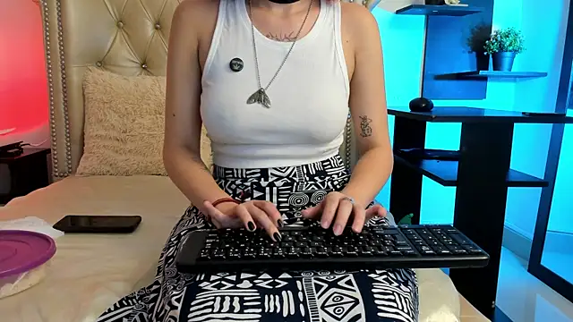 Snapshot of AlexaFoxy18 chatting on December 10, 4:24 am AlexaFoxy18 online show from December 10, 4:24 am