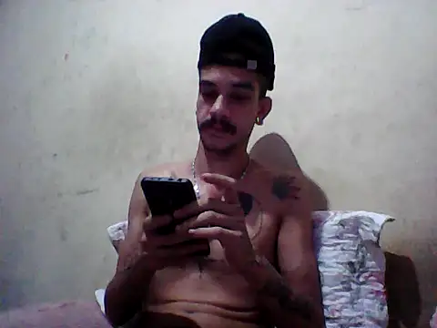 Snapshot of gatobranco001 chatting on March 11, 8:42 pm gatobranco001 online show from March 11, 8:42 pm