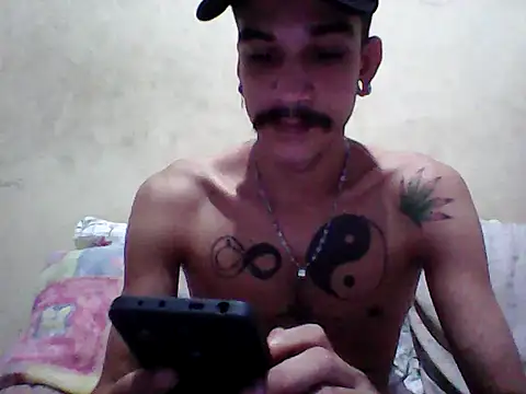 Snapshot of gatobranco001 chatting on March 12, 5:13 am gatobranco001 online show from March 12, 5:13 am