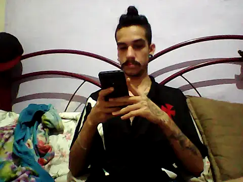 Snapshot of gatobranco001 chatting on March 21, 9:34 am gatobranco001 online show from March 21, 9:34 am