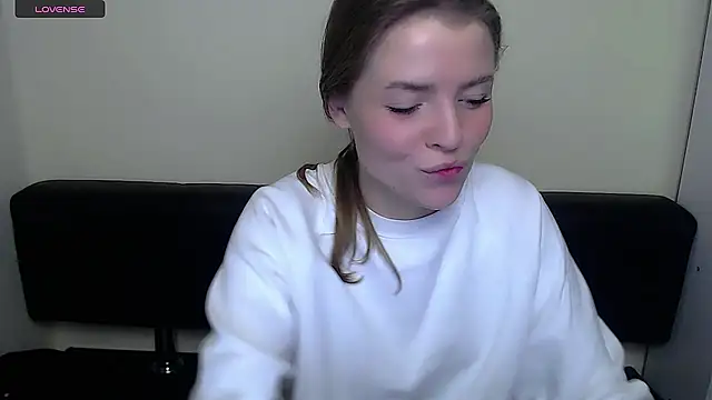 Snapshot of MissOliviaa_ chatting on December 18, 8:20 am MissOliviaa online show from December 18, 8:20 am