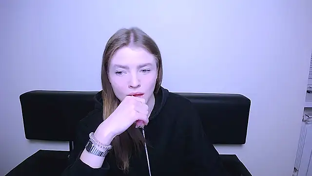 Snapshot of MissOliviaa_ chatting on February 18, 8:38 am MissOliviaa online show from February 18, 8:38 am