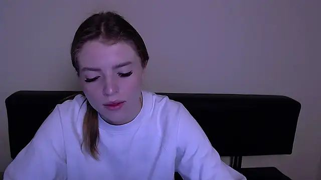 Snapshot of MissOliviaa_ chatting on March 5, 9:05 am MissOliviaa online show from March 5, 9:05 am