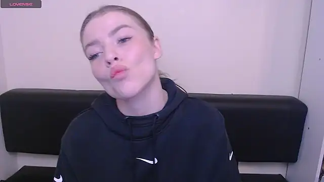 Snapshot of MissOliviaa_ chatting on March 7, 1:40 pm MissOliviaa online show from March 7, 1:40 pm